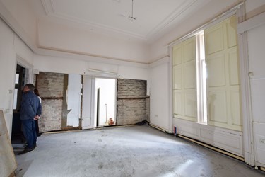 <p>Kamer rechtsachter op de begane grond (0.16) met eenvoudiger stucplafond en schuifblinden. </p>

